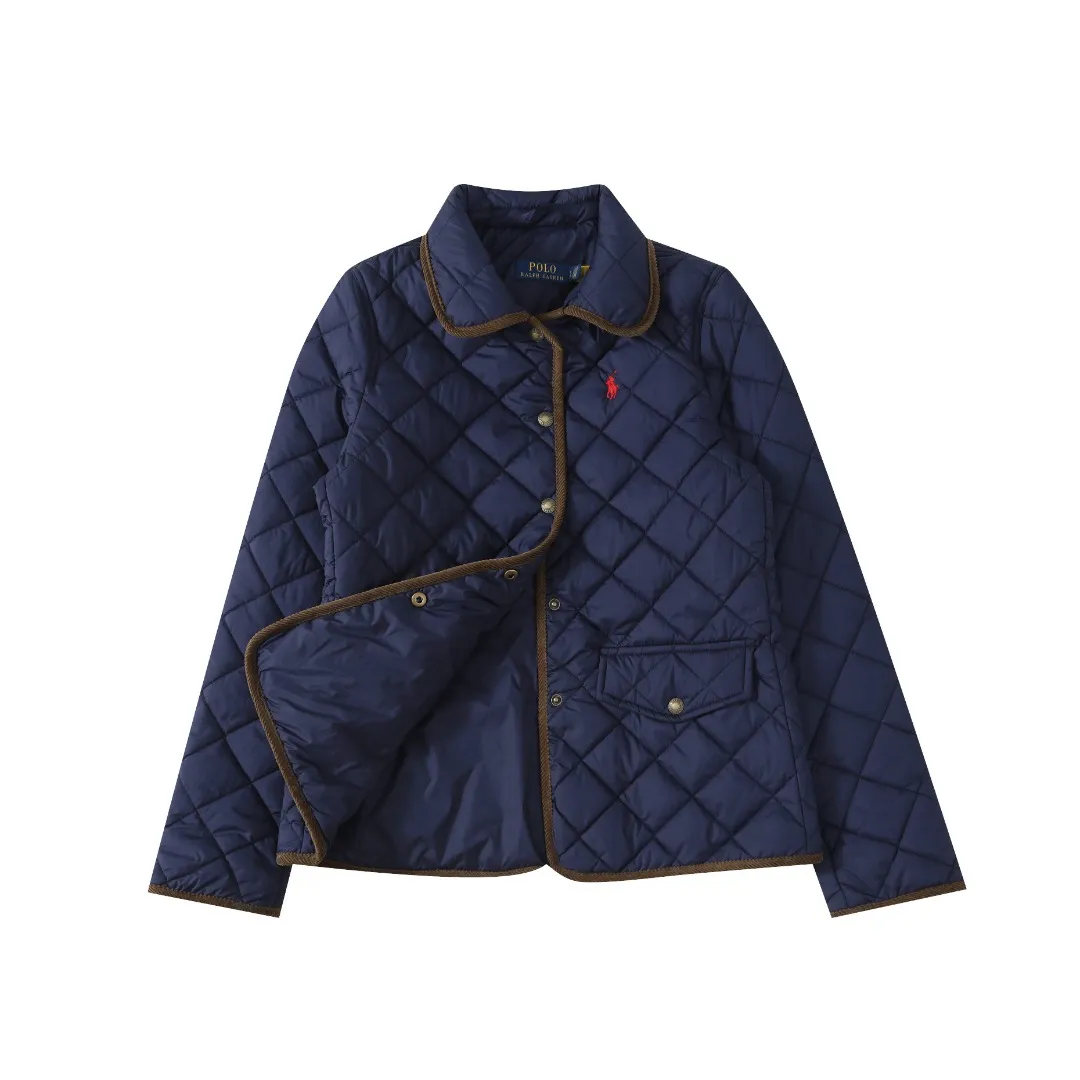 P350 #R53 Ralph Lauren Diamond Quilted Cotton Clothes Women's Tops Retro college style, classic diamond quilting, retro and warmth coexist. When delicate quilting stitches meet the three-dimensional diamond pattern, a warm cotton jacket with a college atmosphere. Exquisite details interpret autumn and winter textured outfits. 4-color versatile style, easy to control various occasions. Black classic｜Low-key high-end that never goes wrong Navy blue is calm | Quiet and intellectual temperament; Khaki is gentle | Creates a warm retro atmosphere; White is fresh | A touch of light halo in winter. Ingenuity is evident in the details, and the quality is at your fingertips. Customized metal buttons embellish the placket. Exquisite embroidery on the chest highlights the brand genes. 120g high-fill cotton is evenly filled. Commuting scene: Pair with straight trousers + loafers. Casual everyday: layered knitted skirt + short boots. College style: combination of jeans + canvas shoes. This winter, let the diamond pattern add elegance to you. Use a classic cotton coat to write your own retro fashion narrative. Color: Navy blue, black, white, khaki. Size: S M L XL. Bust: 107 111 115 119. Length: 65 66 67 68 Sleeve length: 64 64 64 64 Shoulder width: 42 43 44 45 S size: recommended within 100 catties M size: recommended within 120 catties L size: recommended within 140 catties XL size: recommended within 160 catties